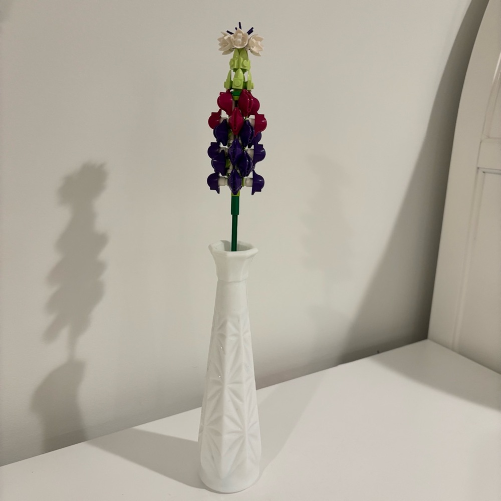 Vintage milk glass flower vase pinwheel pattern 9" tall 1960-1970 tapered - Picture 7 of 10